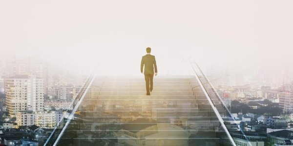 华利配资 心理观察｜当“名校光环”撞上就业寒冬：父母正在经历怎样的心理转身